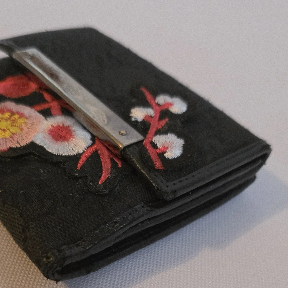 Gucci Black Compact Monogram Rehabbed Wallet With Floral Embroidered Patches - Picture 3 of 15